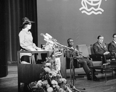 855198 Afbeelding van de openingstoespraak van prinses Beatrix van de conferentie van de Wereldraad van Kerken, in het ...